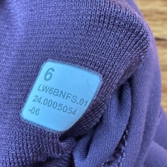 Purple lululemon leggings size 6 with logo on the calf - capri 3/4 length fit - Picture 7 of 7
